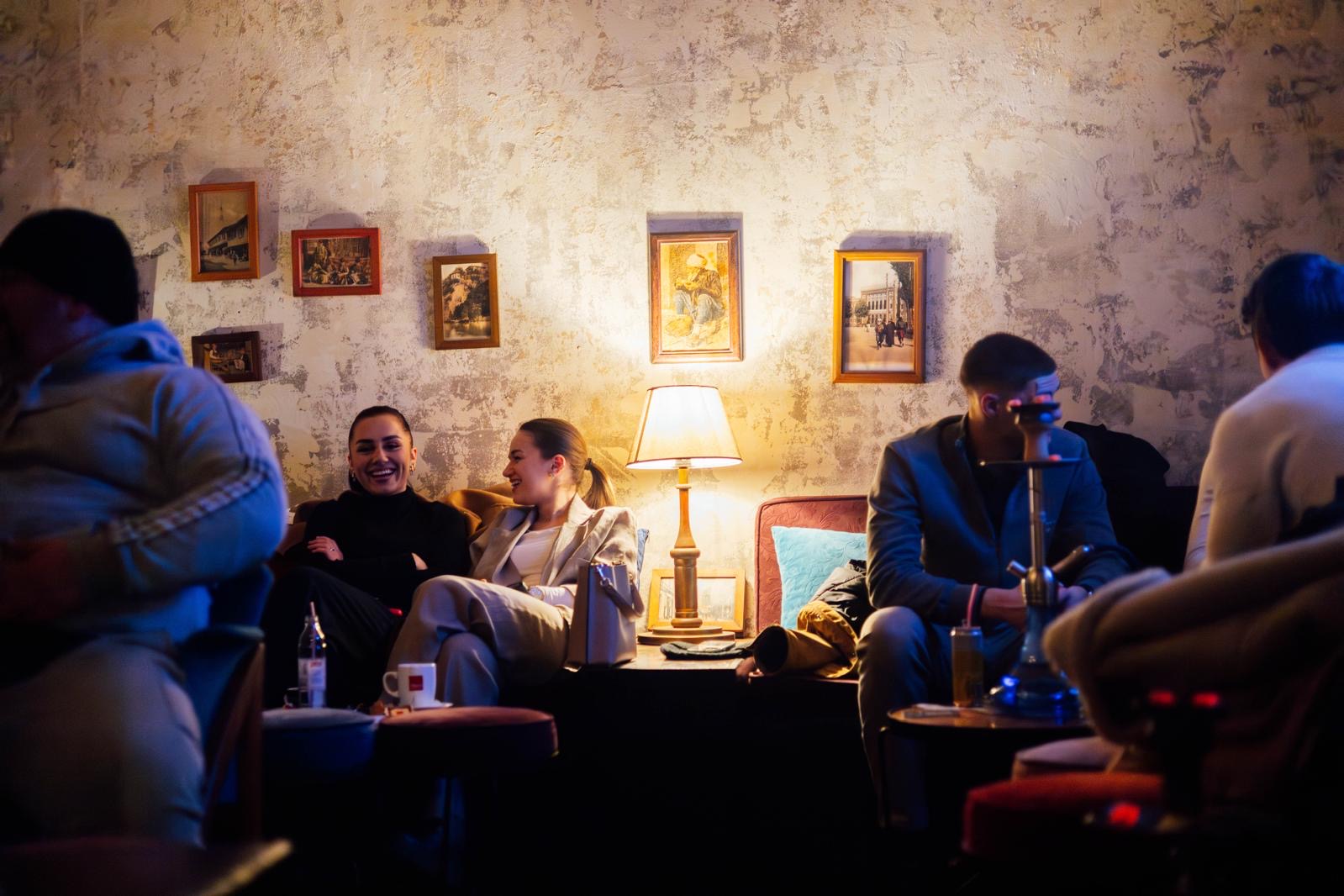 Intimni ugođaj sa vintage lampama u Dibek kafani