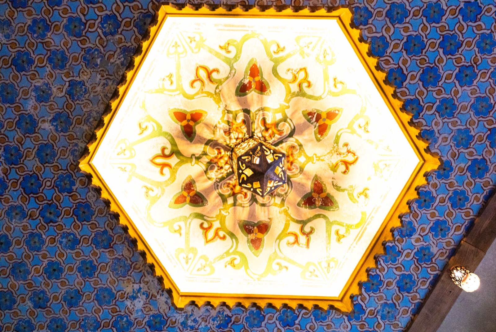 Oslikani stropni ornament u Dibek kafani