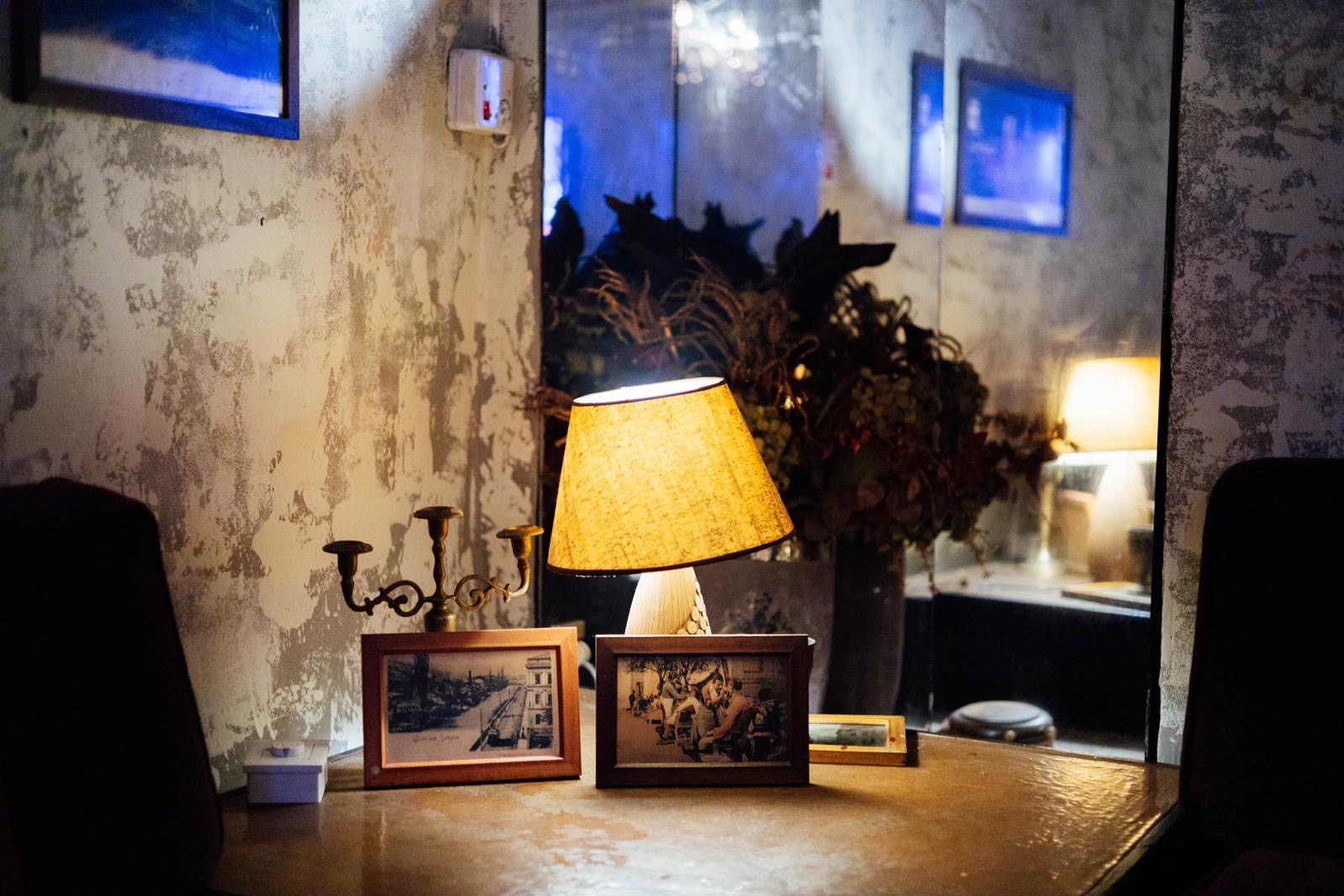 Kutak sa ogledalom i lampom u Dibek kafani