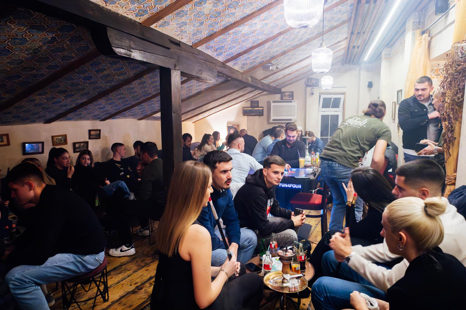 Večernja atmosfera sa gostima u Dibek kafani