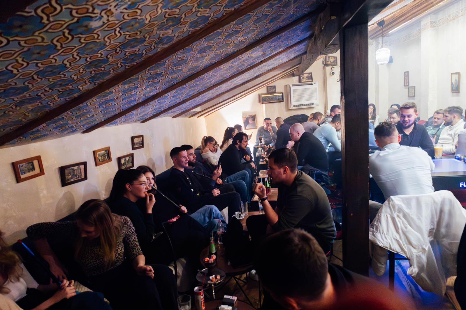 Živahna atmosfera u Dibek kafani