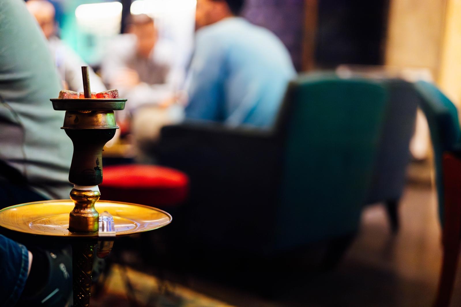Nargila sa gostima u pozadini u Dibek kafani