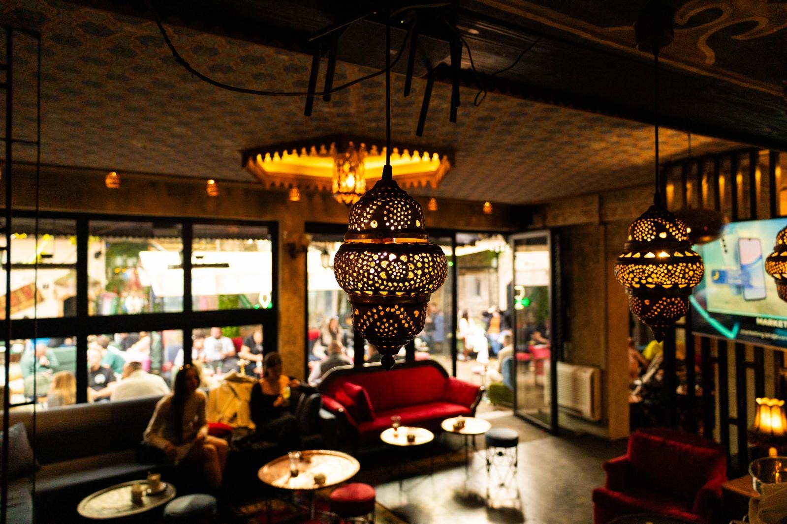 Marokanske lampe i pogled na Baščaršiju iz Dibek kafane