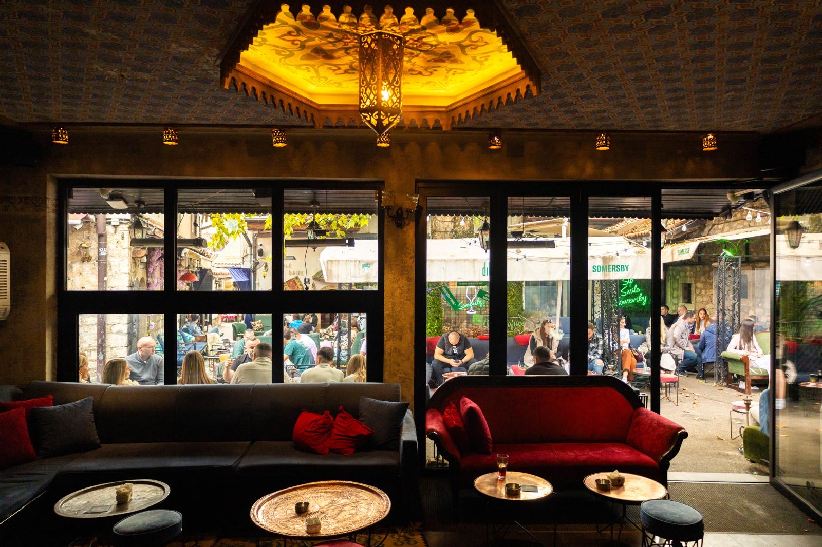 Interijer Dibek bosanske kafane u Sarajevu — baršunaste sofe i oslikani strop