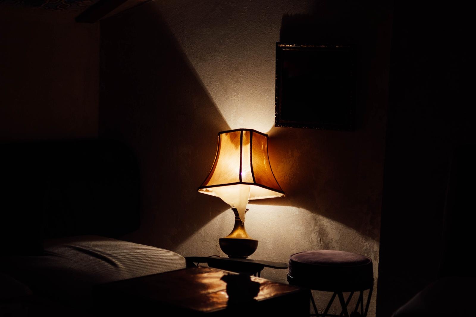 Vintage lampa — detalj iz Dibek kafane