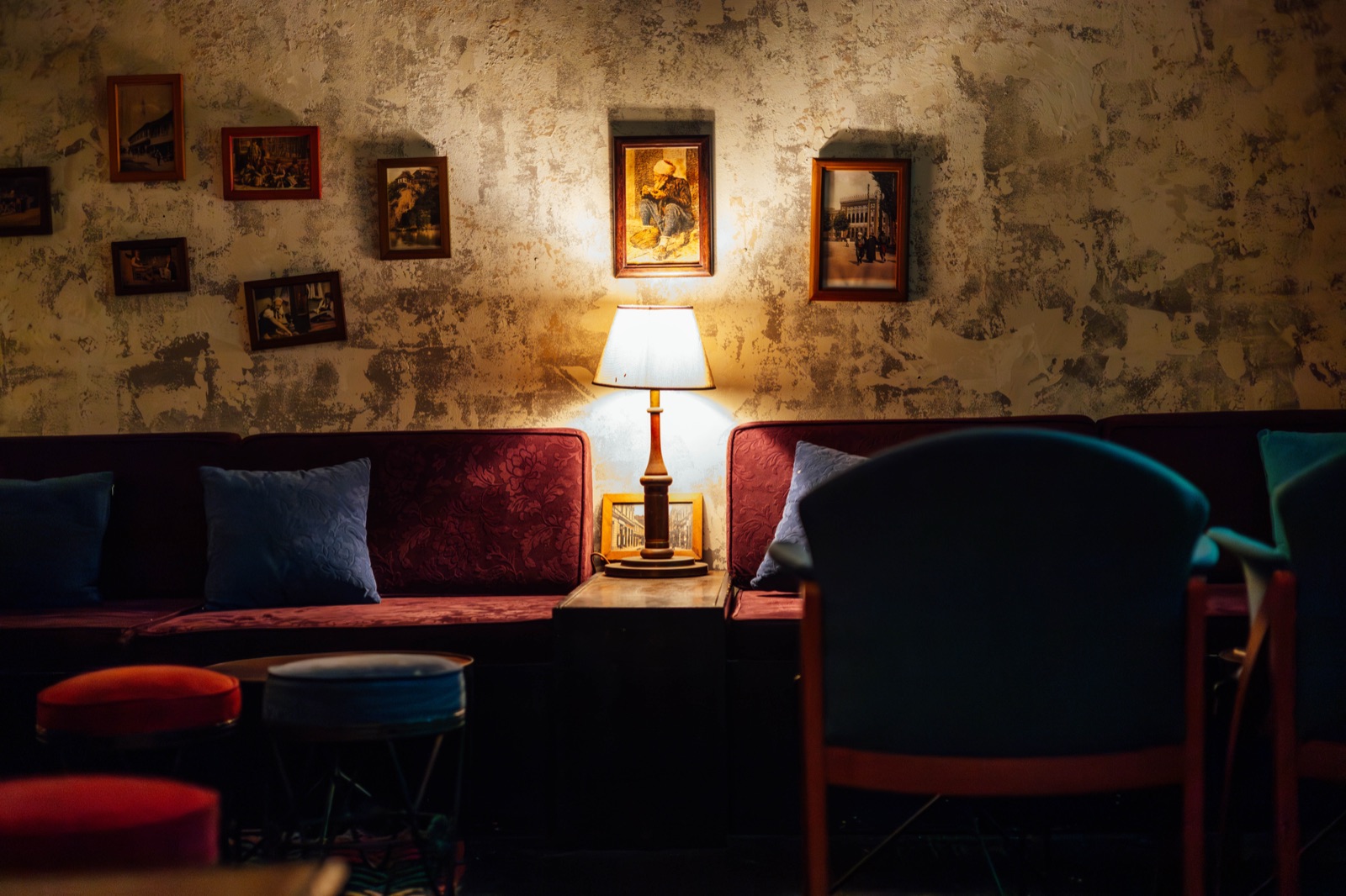 Ugodan kutak sa lampom i slikama u Dibek kafani