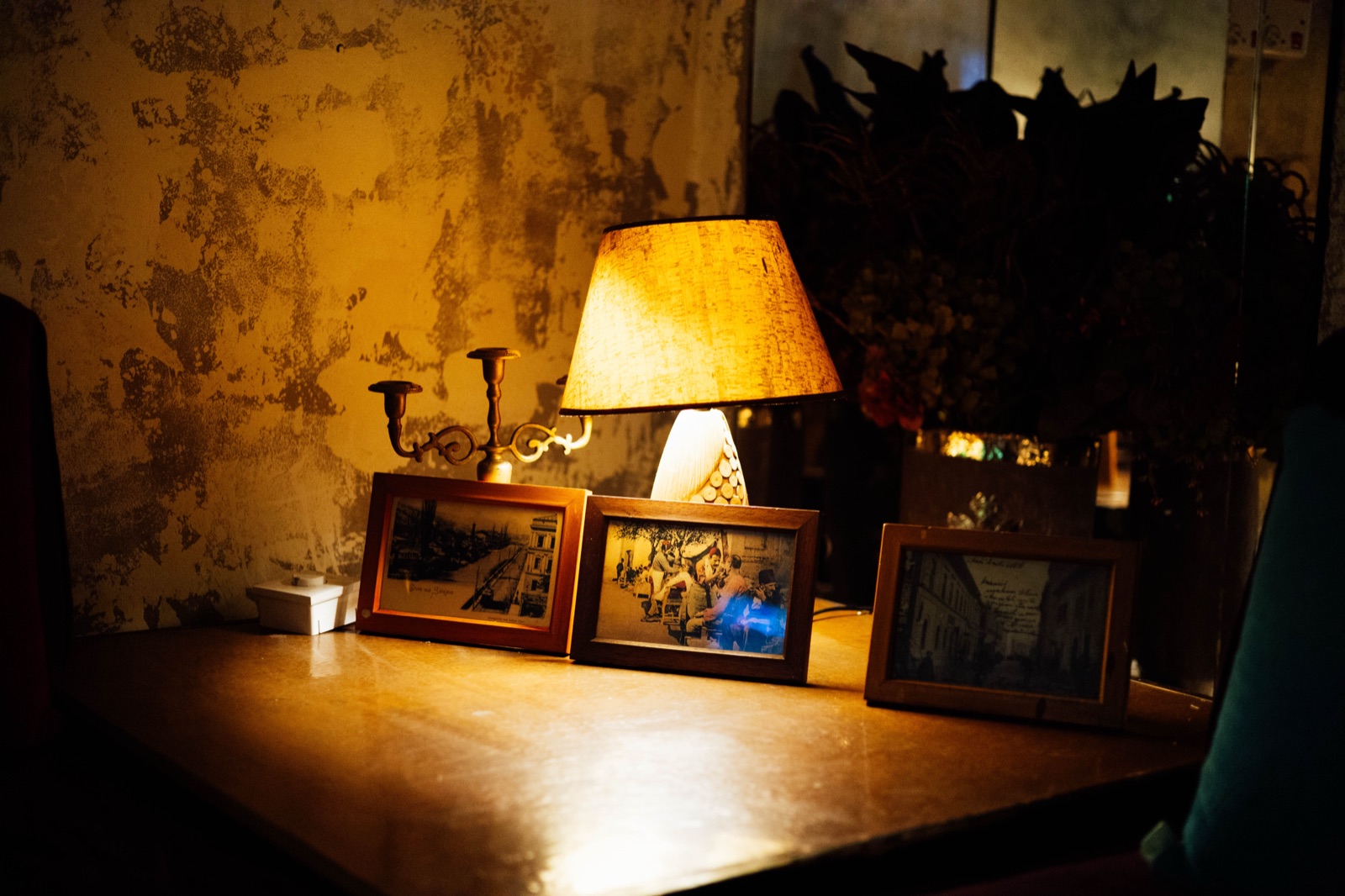 Stare fotografije i lampa na stolu u Dibek kafani