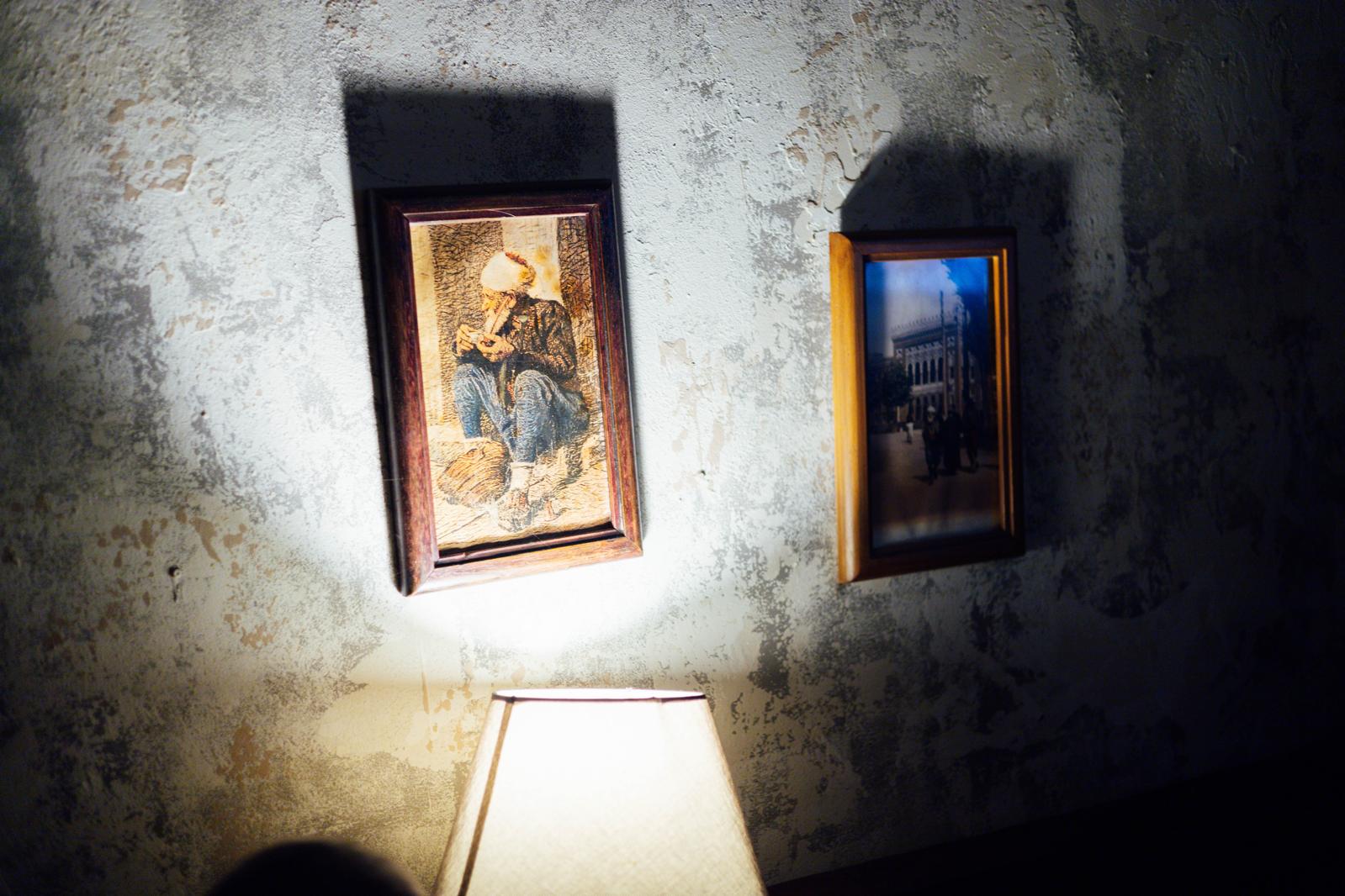 Osvijetljene slike na zidu Dibek kafane